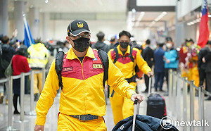 台灣搜救隊包機返台  林右昌代表總統接機　　
