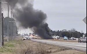 (影)無人生還！美軍黑鷹直升機「垂直」墜毀 警方封鎖事發公路