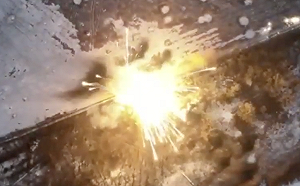 (影) 烏毀俄「真空彈」火箭發射器 現場多波爆炸火光 11名俄軍投降畫面曝！