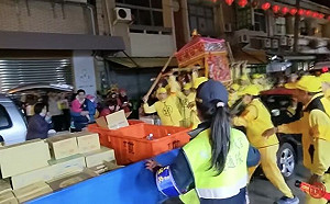 白沙屯媽祖遇塞車！鸞轎起飛畫面曝
