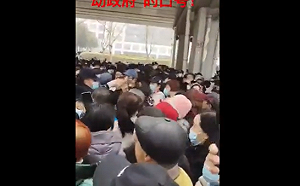 (影) 又是武漢？！抗議醫保改革 逾千退休老人與警對峙