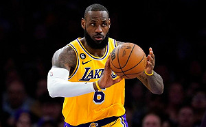 詹皇復出　湖人3人破20分大勝鵜鶘