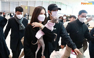 宋仲基「一家四口」高調現身機場！孕妻陪飛匈牙利拍電影