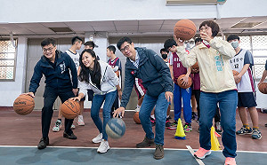 訪視旗津國中雙語籃球社團 陳其邁與師生英語互動秀球技