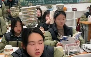 (影) 考大學還是雜耍班？中國高三學生「頂碗」背書保清醒