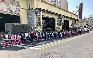 Cheap嘆高雄小朋友「肉體人行道」掀議 校友黃捷說話了