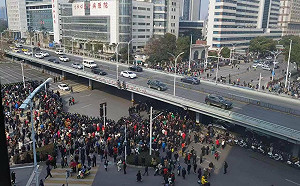 (影) 傳白髮運動一人抗議三代受牽連! 防群眾集結 中共停公交、地鐵 派警押人上車