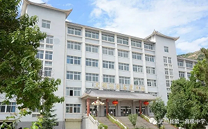 6男夜闖女生宿舍撩衣裸拍照 校方竟說只是壓力太大 還處分通報女學生