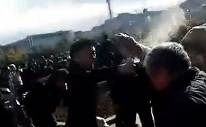 (影) 白髮革命燒到大連 群眾連日上街示威 警察對老人猛噴辣椒水