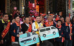 土地公聖誕 侯友宜參拜賀壽  深丘福德宮捐車市府稱侯「未來的總統」