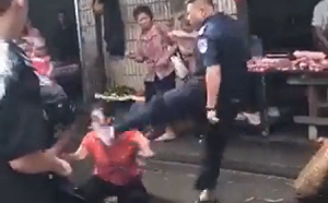 誇張執法! 中國城管無人性 棍打賣菜婦人、驅趕賣藝殘疾者