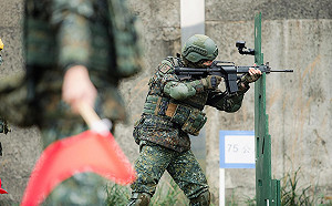 心肺大考驗！1分45秒3姿勢射擊36發彈藥 趨近實戰訓練有難度