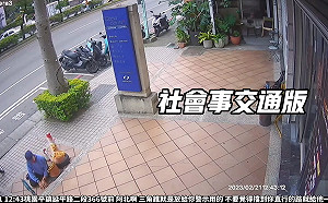 路上三角錐別亂動 老翁踢開下秒跌落人行道坑洞