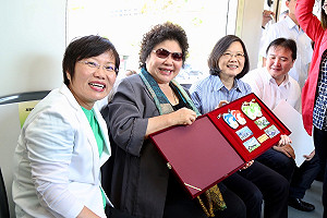 小英視察高雄輕軌　陳菊、劉世芳緊相隨
