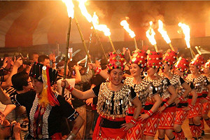 壓軸好戲登場！龍岡米干火把節高舉火炬踩街遊行