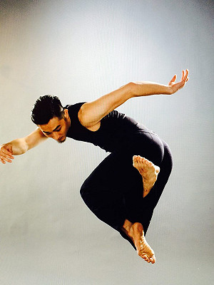 謎中謎?巨石海島迸裂 他們還是翩翩起舞