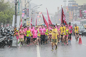 滂沱大雨路跑　趙天麟完跑20站全身濕透透
