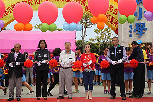 不再與車爭道  東石國小通學步道啟用