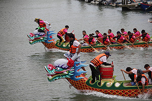 睽違30年  竹圍漁港海上龍舟競賽「海陸雙併」大加碼