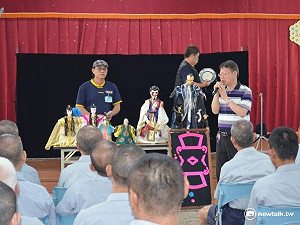 「白賊七不敵閻羅王變豬公」　布袋戲進屏東看守所笑翻天