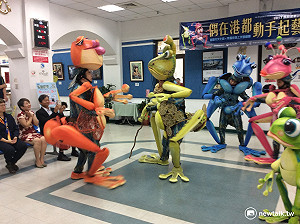 蛙蛙劇偶進駐基隆 觀眾面前大搖屁屁