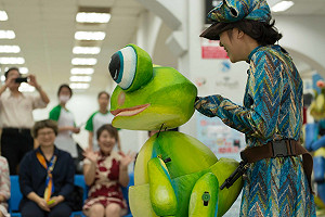 大型木偶劇互動最開心  和大青蛙一起等待神奇的彩虹雨