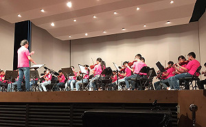 誰說拉小提琴一定要穿燕尾服？T恤牛仔褲才是潮