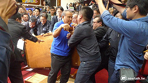 抗議聲中前瞻出委員會　 民進黨突襲、廖國棟抬桌衝撞主席台