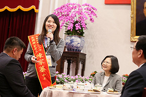 與勞工喝下午茶  小英：週休二日全面上路、一起解決問題