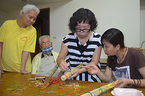 不塑之客農家女 傳授稻草拍打棒祕技