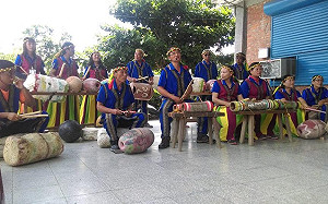 飛魚季又來了！不只達悟族，滿州排灣族也愛在海岸線與飛魚一起破浪追逐