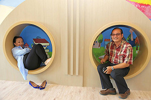 童心未泯 小花鑽進圖書圓形小窩當書蟲