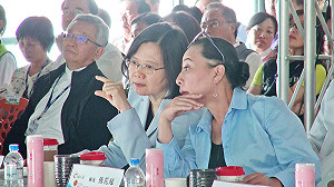 蔡總統訪嘉縣 張花冠趁機訴建設困境