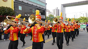 聲勢浩大驚呆所有人！ 台日韓管樂踩街秀