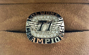 《英雄聯盟》三冠王 SKT豪邁大曬冠軍戒