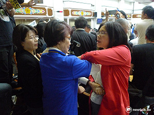 前瞻再演主席台包圍戰　藍綠女將扭打、吹哨攻擊