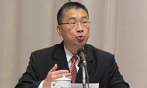 林全座車遭抗議人士圍堵受損  政院 : 警署將法辦