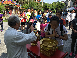 至聖先師的祝福！孔子送狀元袋服務廣大考生