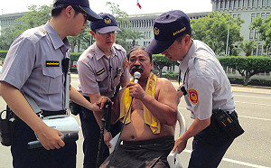 警方強制驅離凱道原住民 兩人受傷