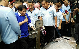 少時捕魚老時回饋  鮪魚哥辦圍爐邀清寒學子