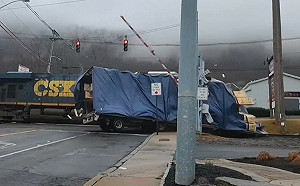 (影) 驚險瞬間！ 紐約火車撞毀卡鐵軌大貨車 司機及時逃出