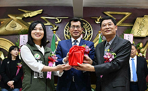 觀禮民進黨新北議會黨團交接   侯友宜挨嗆：參選總統會腥風血雨   