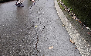 石碇山路大裂縫 陳乃瑜批侯友宜藐視居民安全、讚區公所有效率