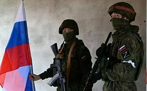 中國青年支持俄軍戰勝! Cosplay高舉俄國旗表態 : 中俄是背靠背戰友