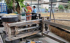 新店工人遭堆高機重壓　命危搶救中