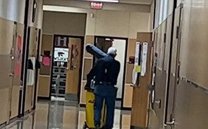 80歲爺當工友！學生幫募800萬退休