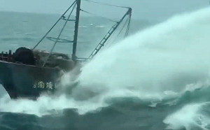 中國漁船「撈過界」闖南方四島國家公園海域 海巡艦水砲驅離