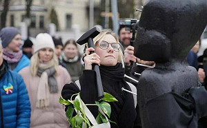 前俄國首富曝普丁心肌梗塞死掉政權垮台 拉脫維亞現巫毒娃娃眾人插