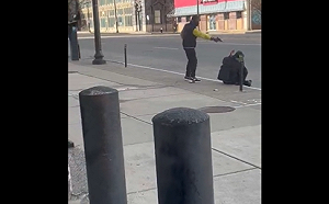 驚悚瞬間！美國密蘇里州一男子「處決」街友  目擊者曝早上就發生衝突