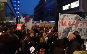 希臘火車對撞釀43死引發大規模抗議! 鐵路業者被控過失殺人 恐判終身監禁